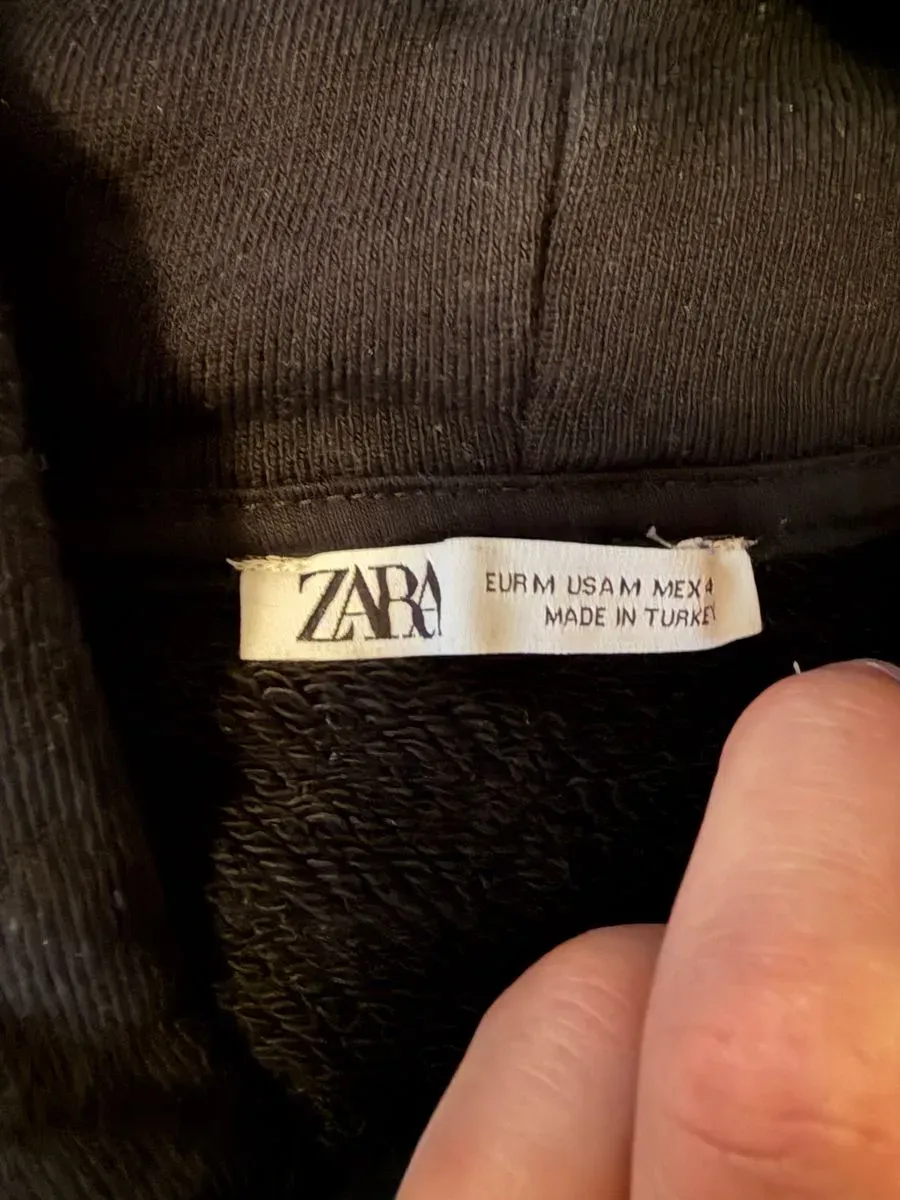 Sudadera negra con capucha (foto 2)