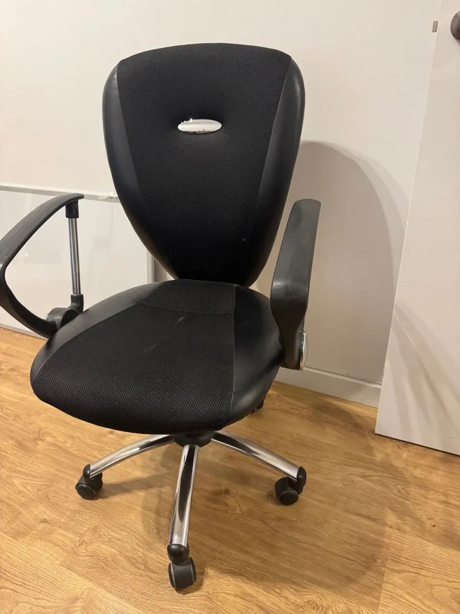 Silla de oficina negra giratoria (foto 2)
