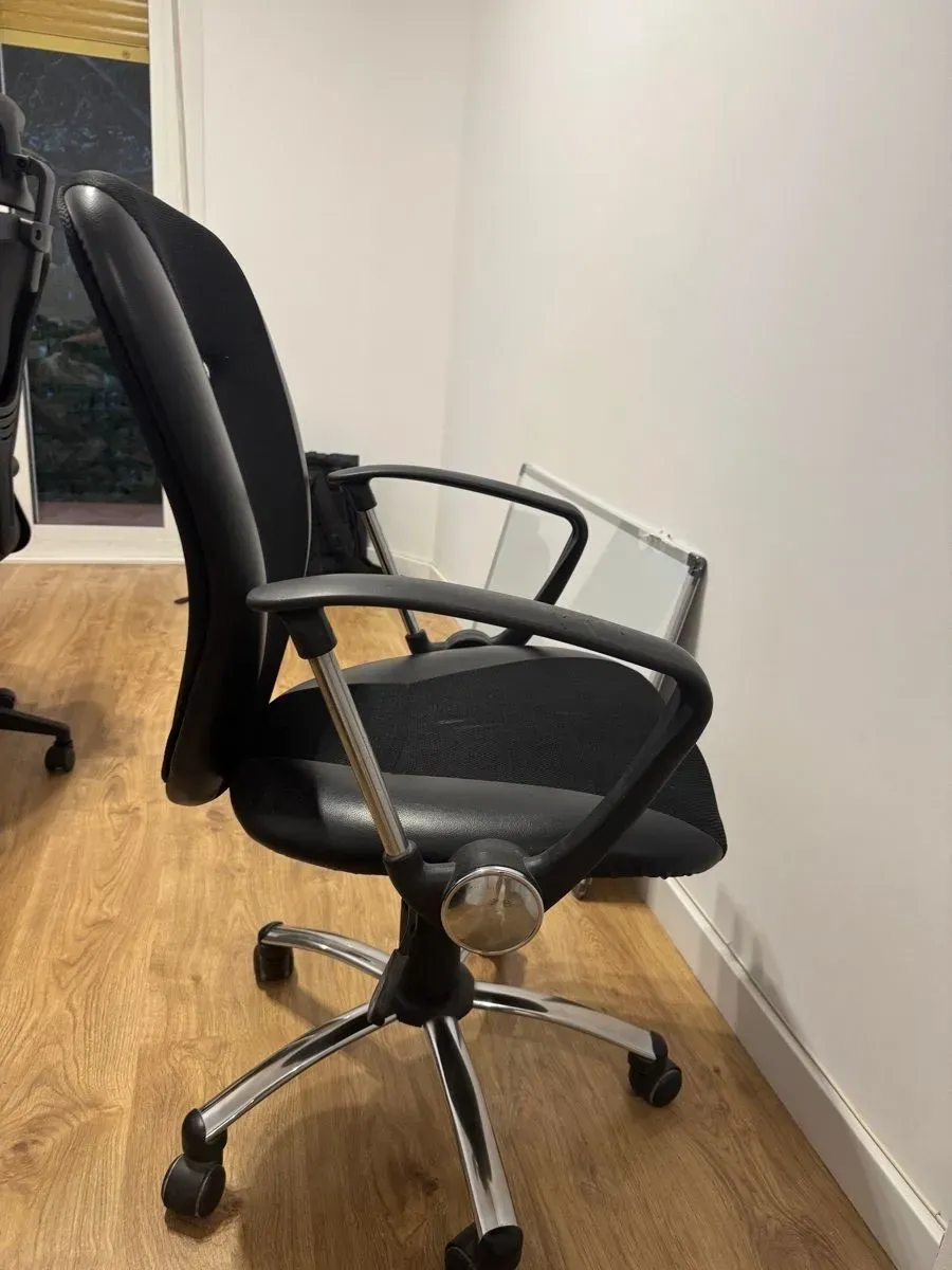 Silla de oficina negra giratoria (foto 4)