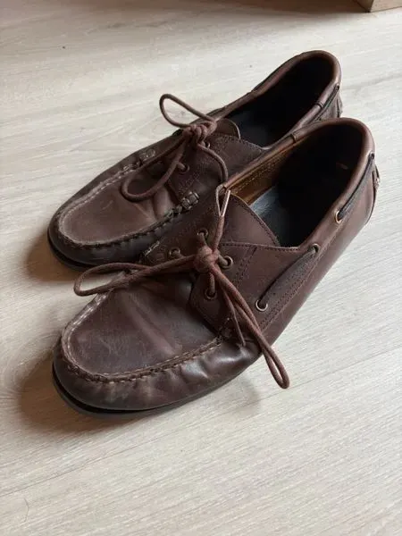 Zapatos náuticos de cuero marrón