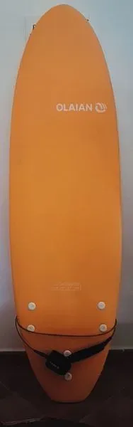 ¿Quieres disfrutar del mar, aprender a surfear o mejorar tu técnica sin gastar una fortuna? Alquilo esta tabla de surf tipo softboard (corchopán) marca Olaian de 6 pies, perfecta para exprimir al máximo tus días de playa con total comodidad y seguridad.
