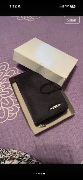 Cartera negra con cremallera
