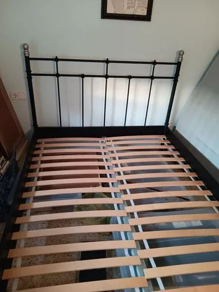 Cama de matrimonio con cabecero metálico negro