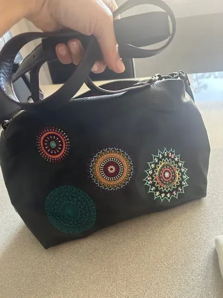 Bolso negro bordado mandalas