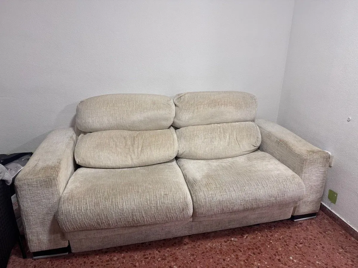 Sofá gris con funda elástica (foto 2)