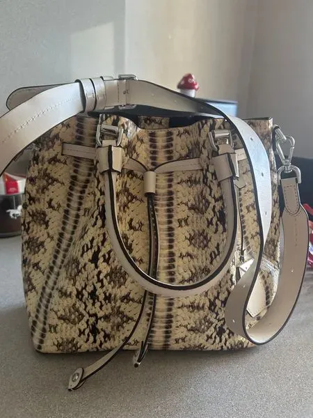 Bolso estampado de serpiente