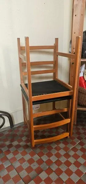 Silla de madera con cojín